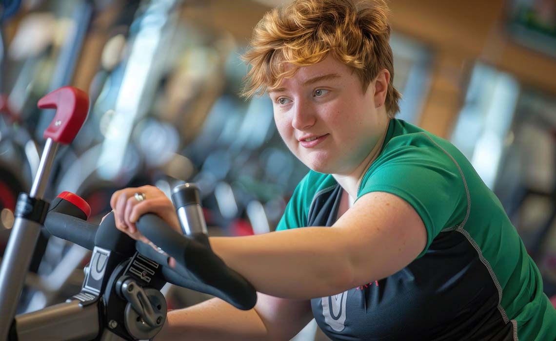 Participant in the Resistance Intensive Personal Training Program using an exercise machine in Cougars Recreation
