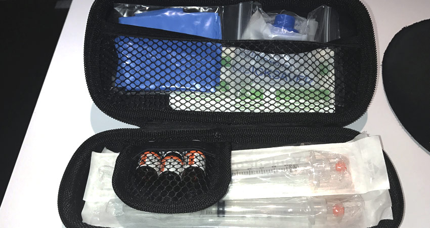 Naloxone kit