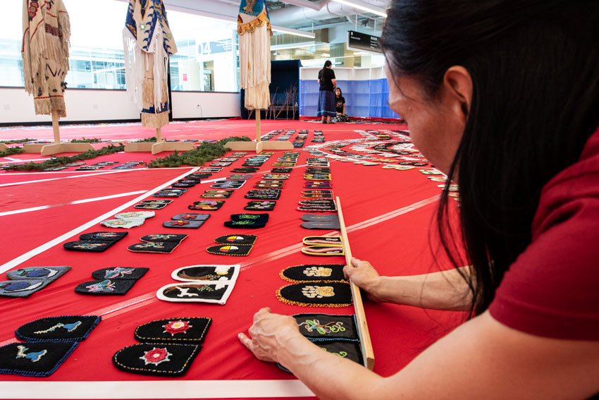 Floor installation made up of beaded vamps arranged in a winding path formation