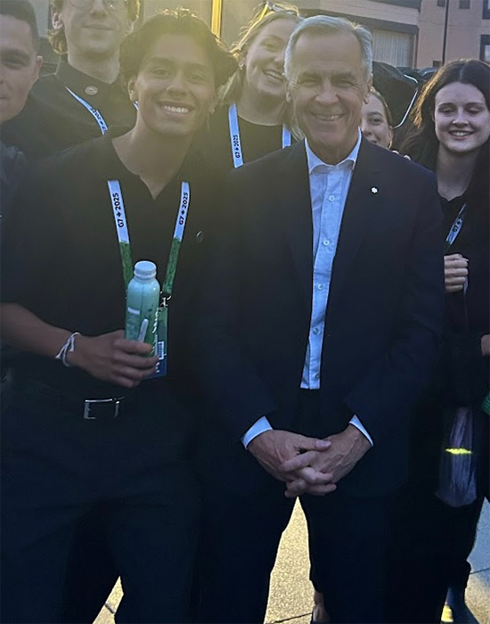 Gerardo Soriano poses for a photo with Prime Minister Mark Carney.