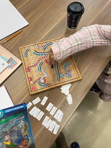  Snakes and ladders game to practice reading words with -ed endings.