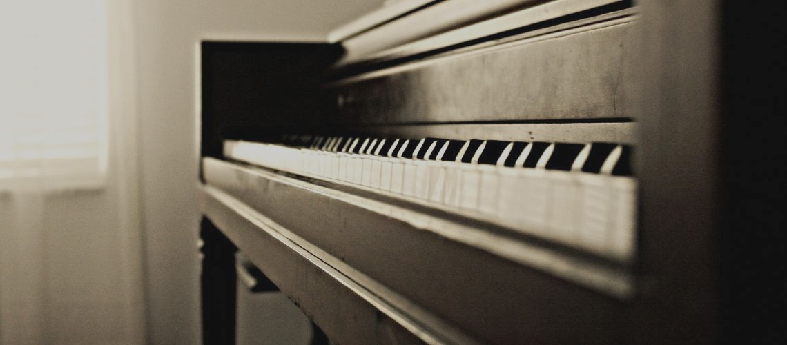Photo of a piano.