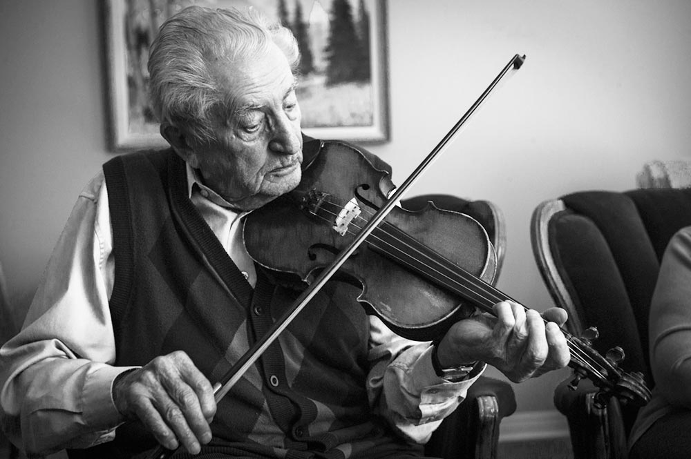 Photo of Martin Boutet playing the violin